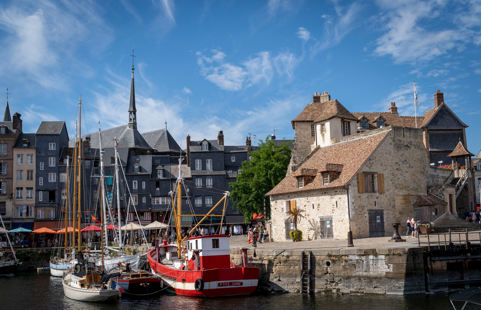Honfleur artists, view of the port and the Lieutenance © Danielle Dumas
