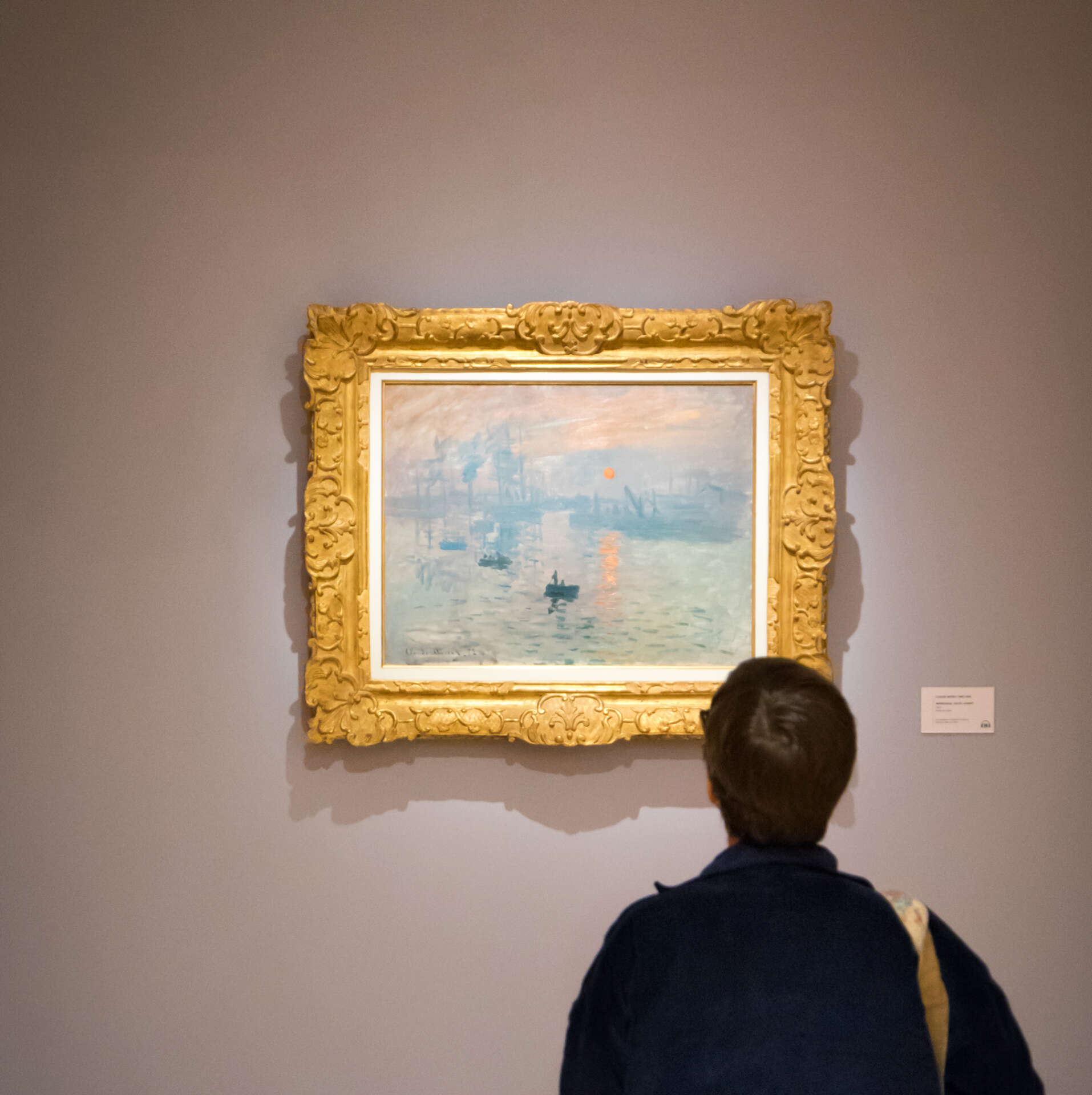 Musée Marmottan Monet : devant "Impression, soleil levant" de Claude Monet © Juliette JNSPC