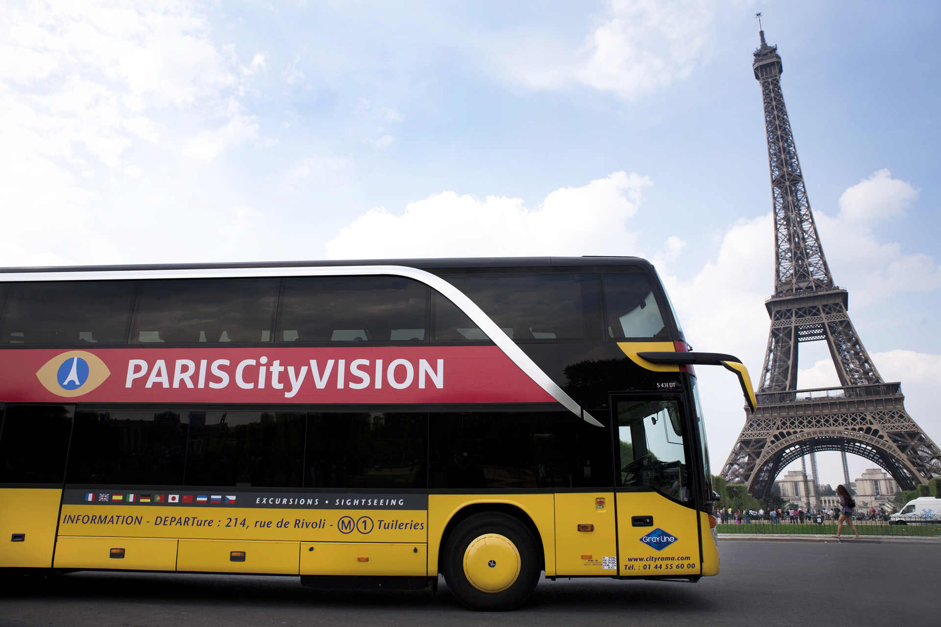Paris CityVision, shuttle bus in front of the Eiffel Tower, © JF. Valentin