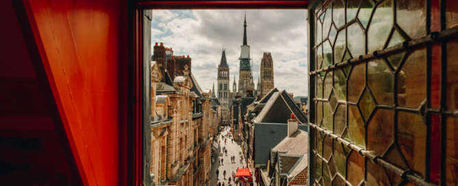 Vue sur la cathédrale depuis une fenêtre du Gros-Horloge, Rouen © Refuse to hibernate