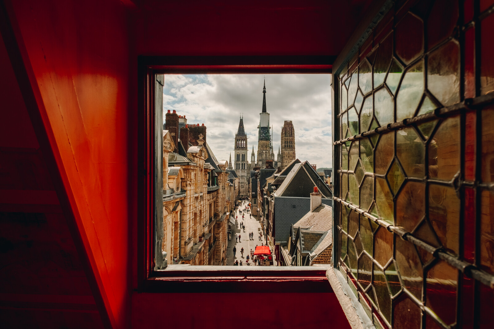Vue sur la cathédrale depuis une fenêtre du Gros-Horloge, Rouen © Refuse to hibernate