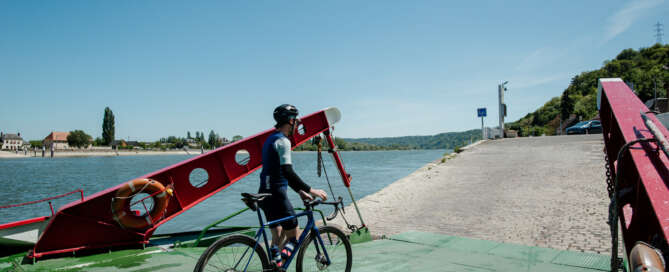 The Seine à vélo cycle route around Rouen: ferry crossing © Marie-Anaïs Thierry