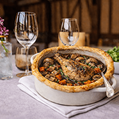 Poulet cocotte hommage à Monet à l'Auberge du Donjon pour Monet Gourmet 2026 © Guillaume Séraphine