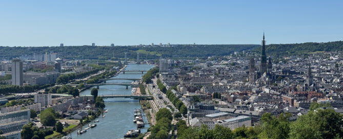 Panorama sur Rouen depuis la colline Sainte-Catherine © Happy Chéris Kids